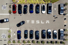 Automobily značky Tesla na parkovisku. FOTO: TASR/AP