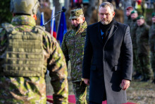 Prezident Peter Pellegrini sa &uacute;častn&iacute; na vyp&aacute;len&iacute; 21. novoročn&yacute;ch s&aacute;lv pri pr&iacute;ležitosti 33. v&yacute;ročia vzniku Slovenskej republiky na n&aacute;brež&iacute; Dunaja v Bratislave. FOTO: TASR/Jakub Kotian