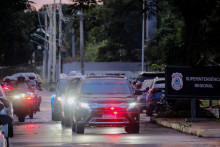 Kol&oacute;na &aacute;ut b&yacute;val&eacute;ho braz&iacute;lskeho prezidenta Jaira Bolsonara prich&aacute;dza k budove feder&aacute;lnej pol&iacute;cie po tom, ako Bolsonaro opustil nemocnicu. FOTO: Reuters