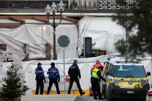 Policajti a hasiči pracuj&uacute; pred barom Le Constellation po požiari a v&yacute;buchu počas silvestrovskej oslavy. FOTO: Reuters
