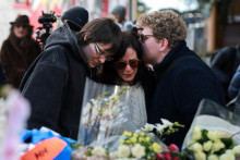 Ľudia sm&uacute;tia po požiadu baru v &scaron;vajčiarskom lyžiarskom stredisku Crans-Montana. FOTO: Reuters