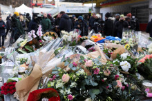 Kvetiny pred barom Le Constellation po požiari v luxusnom lyžiarskom stredisku Crans-Montana. FOTO: Reuters