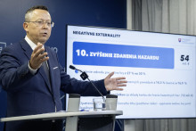 Minister financi&iacute; Ladislav Kamenick&yacute; pre banky zaviedol zdanenie poplatkov za vklady kartou na hranie hazardn&yacute;ch hier. FOTO: TASR/M. Baumann