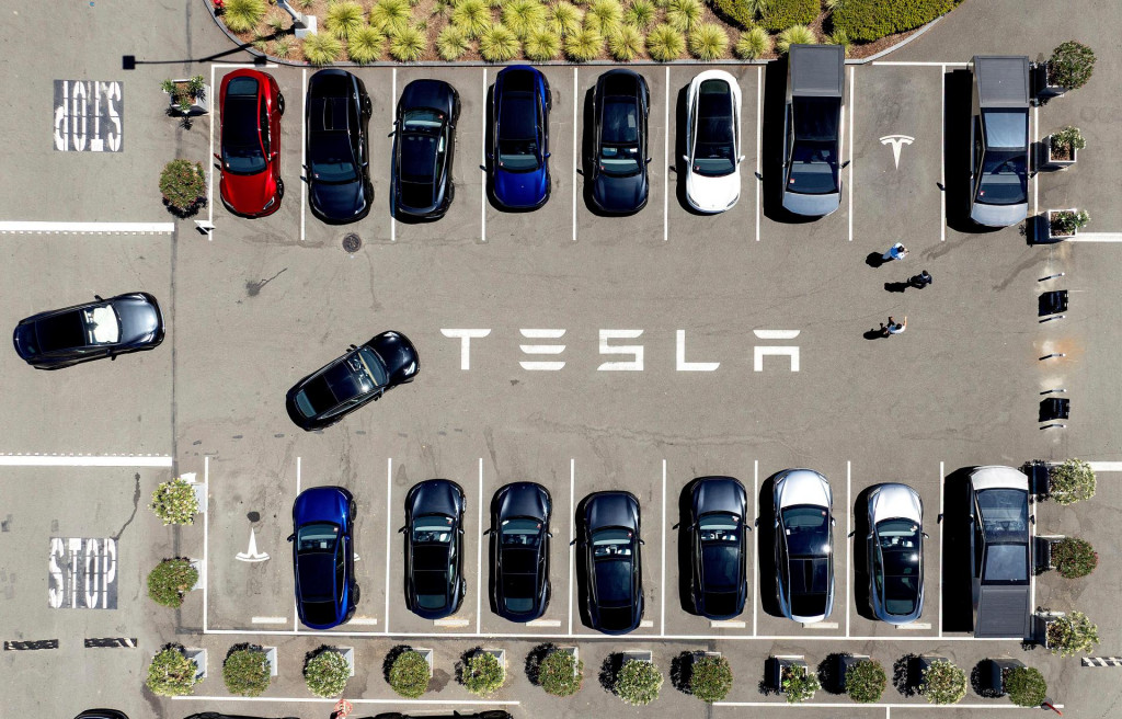 Automobily značky Tesla na parkovisku. FOTO: TASR/AP