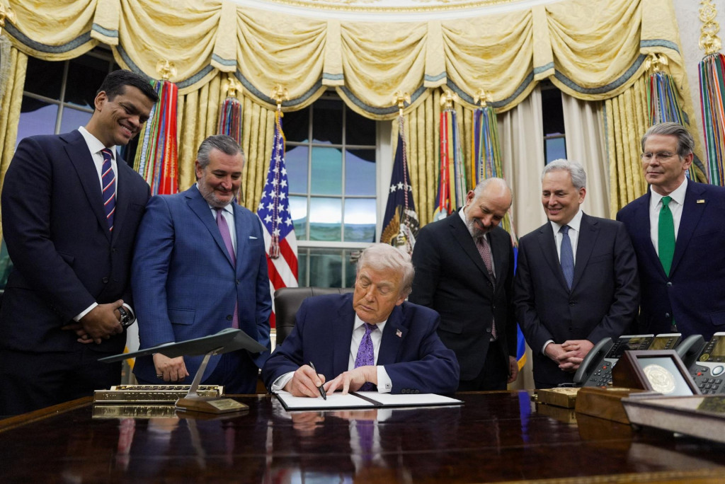 U.S. President Donald Trump signs an executive order on AI next to Sriram Krishnan, Senior White House Policy Advisor on Artificial Intelligence, U.S. Senate Commerce Committee Chairman Ted Cruz (R-TX), U.S. Commerce Secretary Howard Lutnick, David O. Sacks, Chair of the President&lsquo;s Council of Advisors on Science and Technology, and U.S. Treasury Secretary Scott Bessent, in the Oval Office at the White House in Washington, D.C., U.S. December 11, 2025. REUTERS/Al Drago TPX IMAGES OF THE DAY FOTO: Al Drago