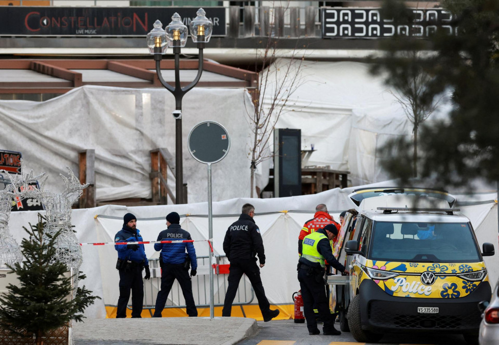 Policajti a hasiči pracuj&uacute; pred barom Le Constellation po požiari a v&yacute;buchu počas silvestrovskej oslavy. FOTO: Reuters