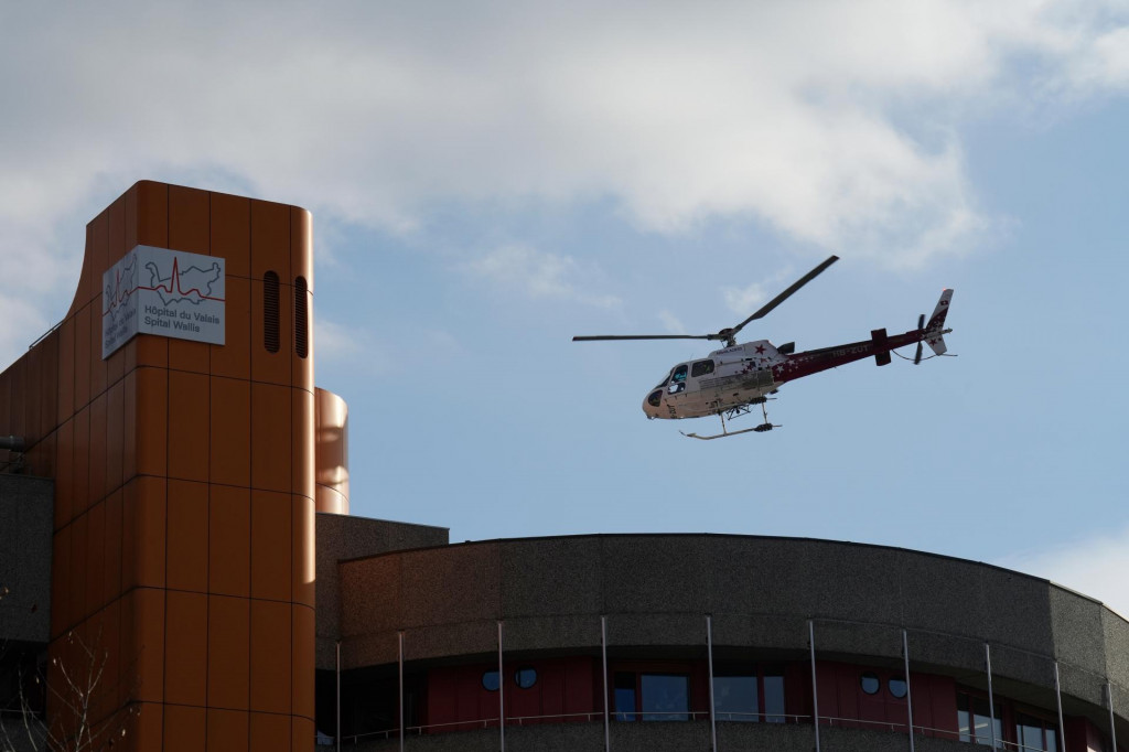 Helikopt&eacute;ra zlieta nad nemocnicou Hospital du Valais v Sione, do ktorej prijali zranen&yacute;ch po požiari baru v luxusnom &scaron;vajčiarskom lyžiarskom stredisku Crans Montana. FOTO: TASR/AP