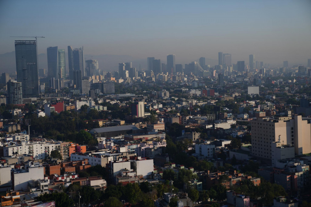 Budovy v mexickej metropole, ktor&uacute; zasiahlo zemetrasenie s magnit&uacute;dou 6,5 v piatok 2. janu&aacute;ra 2026. FOTO: TASR/AP