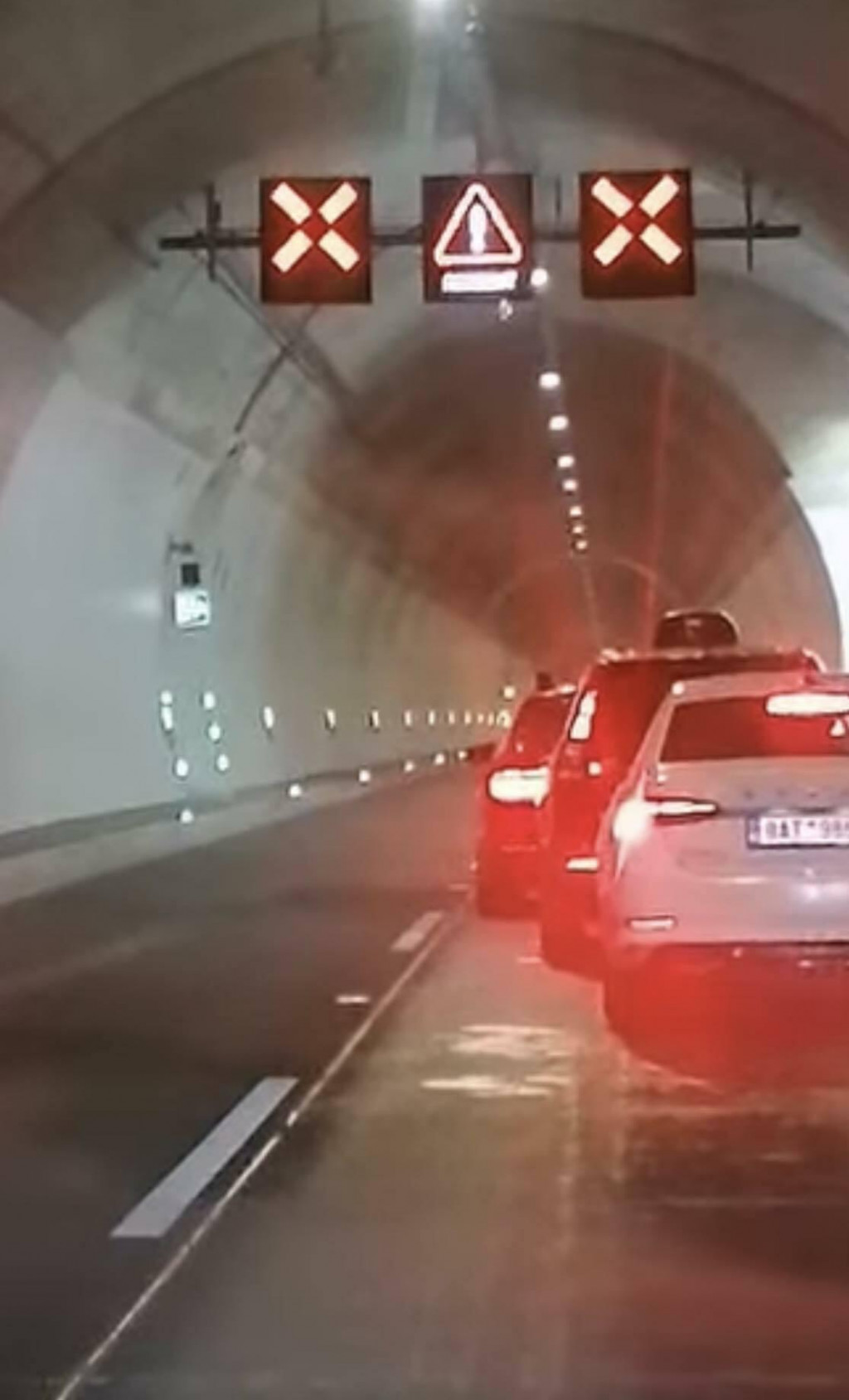 Kol&oacute;na v tuneli Vi&scaron;ňov&eacute;. FOTO: FB/Peter Dvorsk&yacute;