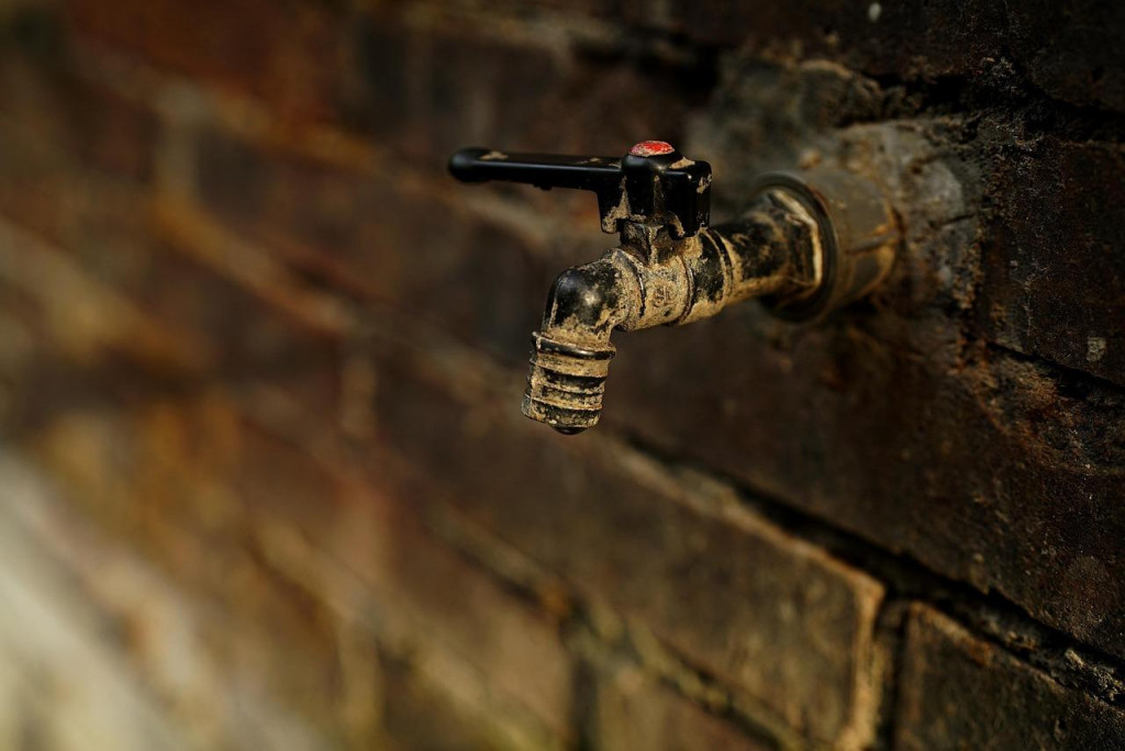 Voda, ktor&uacute; miestni použ&iacute;vaj&uacute; nespĺňa &scaron;tandardy. Aj napriek tomu jej nie je dosť pre v&scaron;etk&yacute;ch. FOTO: Pixabay