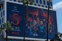 Billboard propaguj&uacute;ci seri&aacute;l Stranger Things. FOTO: Reuters