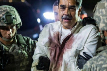 Dvaja americk&iacute; vojaci eskortuj&uacute; zatknut&eacute;ho venezuelsk&eacute;ho prezidenta Madura. FOTO: Profimedia