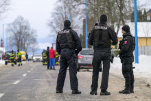 Na sn&iacute;mke policajti hliadkuj&uacute; na ceste, ktor&aacute; vedie k budove gymn&aacute;zia (nie je na sn&iacute;mke) po &uacute;toku nožom v meste Spi&scaron;sk&aacute; Star&aacute; Ves (okres Kežmarok) vo &scaron;tvrtok 16. janu&aacute;ra 2025. FOTO: TASR/Veronika Mihalikov&aacute;