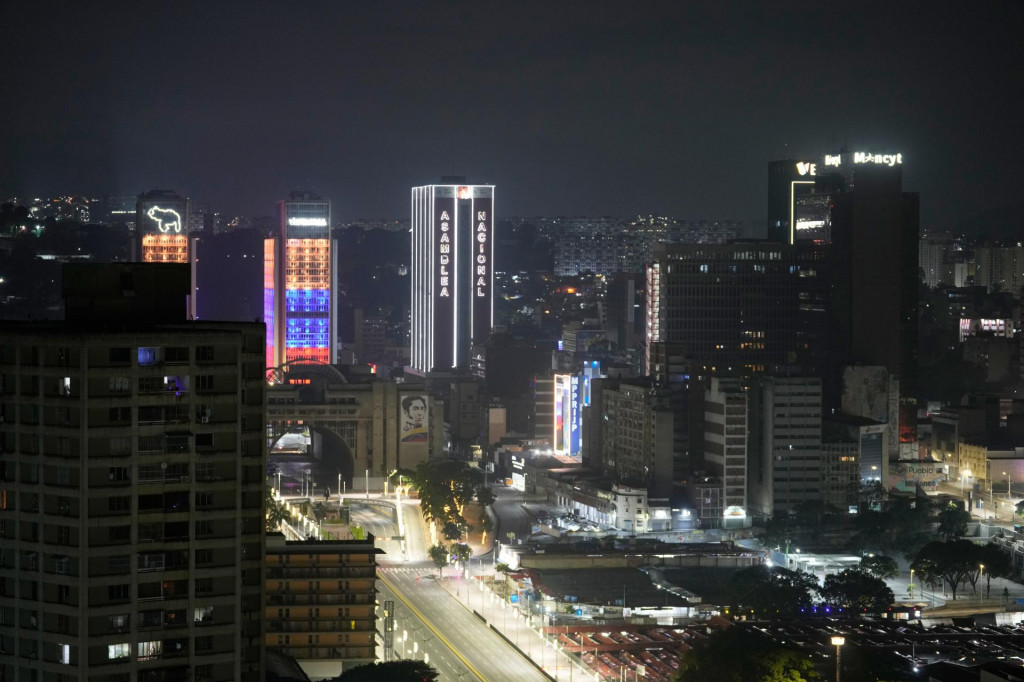 JB 4 Caracas - v&yacute;buchoch a počut&iacute; n&iacute;zko letiacich lietadiel vo venezuelskej metropole Caracas 3. janu&aacute;ra 2026. FOTO: TASR/AP
