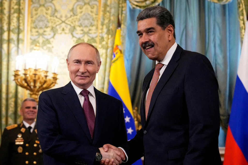 Rusk&yacute; prezident Vladimir Putin si pod&aacute;va ruku so svoj&iacute;m venezuelsk&yacute;m kolegom Nicolasom Madurom počas stretnutia v Kremli v Moskve v Rusku 7. m&aacute;ja 2025. FOTO: REUTERS