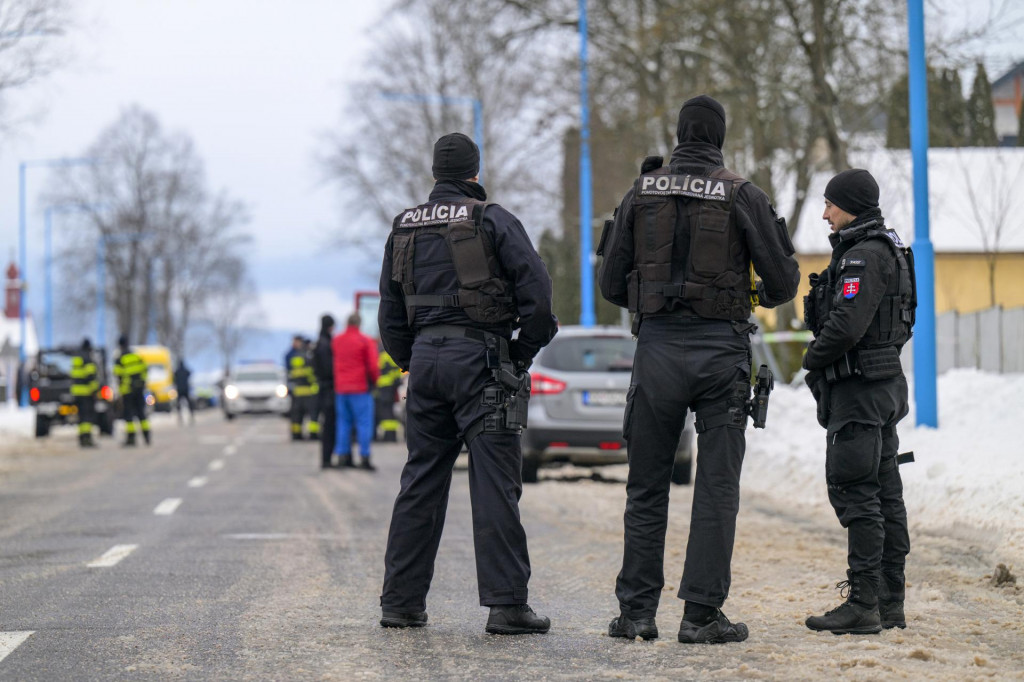 Na sn&iacute;mke policajti hliadkuj&uacute; na ceste, ktor&aacute; vedie k budove gymn&aacute;zia (nie je na sn&iacute;mke) po &uacute;toku nožom v meste Spi&scaron;sk&aacute; Star&aacute; Ves (okres Kežmarok) vo &scaron;tvrtok 16. janu&aacute;ra 2025. FOTO: TASR/Veronika Mihalikov&aacute;