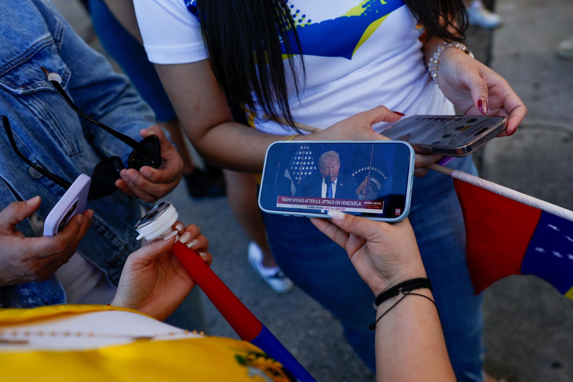 Štastní, ale aj vystrašení. Správa o Madurovom zadržaní vyvolala u Venezuelčanov zmiešané emócie