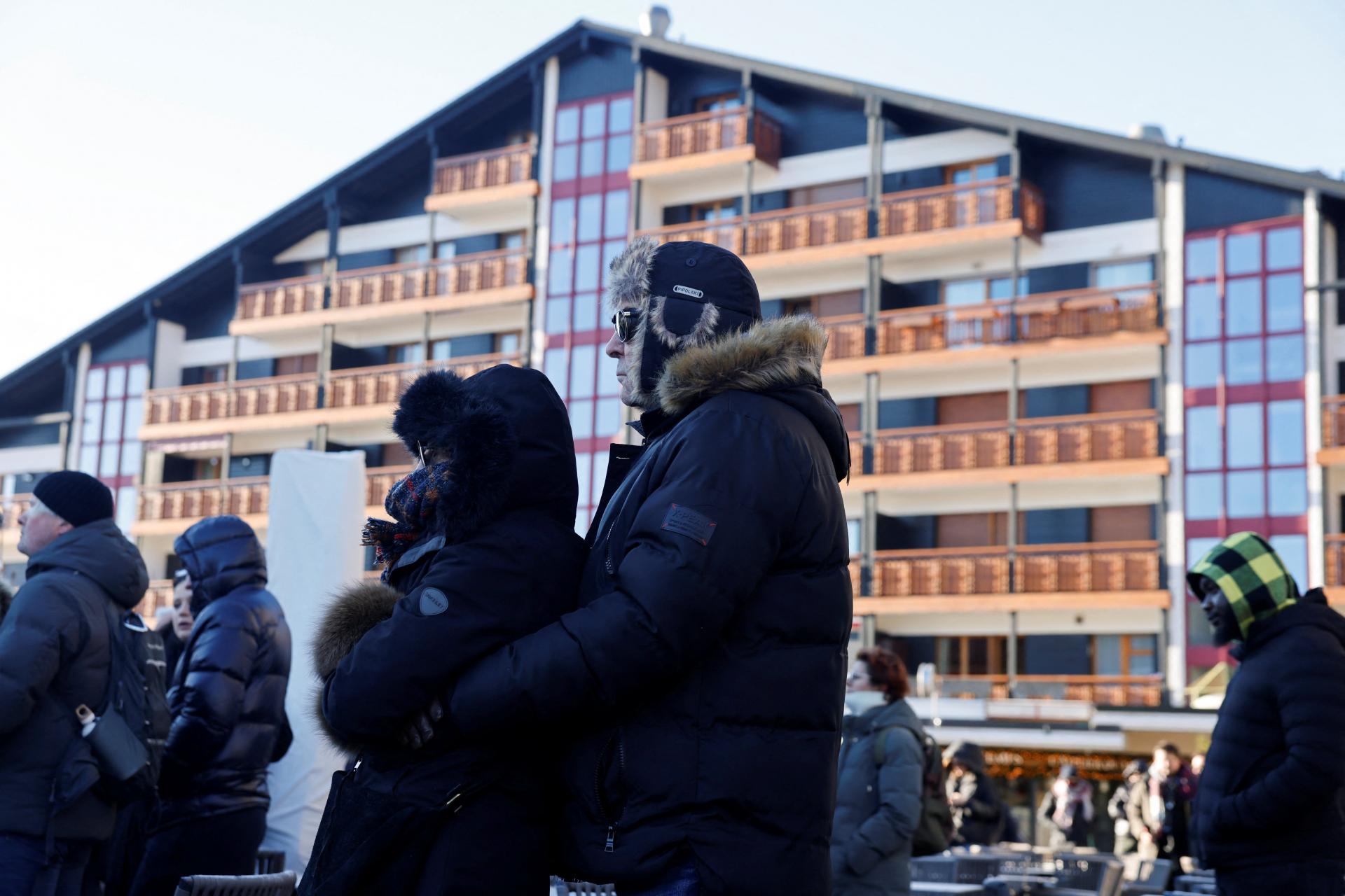 Švajčiarske úrady identifikovali už 24 obetí požiaru v bare v lyžiarskom stredisku