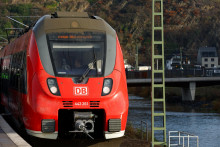 Počas ostatn&yacute;ch vianočn&yacute;ch sviatkov prepravili diaľkov&eacute; vlaky spoločnosti Deutsche Bahn približne p&auml;ť mili&oacute;nov cestuj&uacute;cich. FOTO: REUTERS