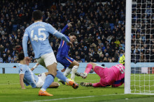 Enzo Fernandez z Chelsea strelil svoj prv&yacute; g&oacute;l. FOTO: Reuters/Jason Cairnduff