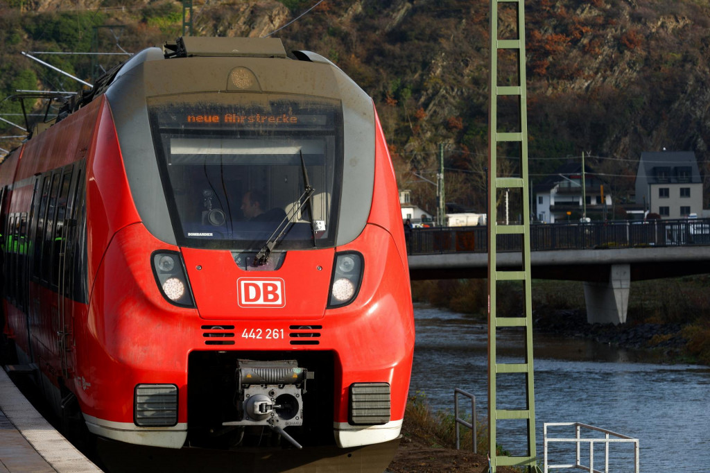 Počas ostatn&yacute;ch vianočn&yacute;ch sviatkov prepravili diaľkov&eacute; vlaky spoločnosti Deutsche Bahn približne p&auml;ť mili&oacute;nov cestuj&uacute;cich. FOTO: REUTERS