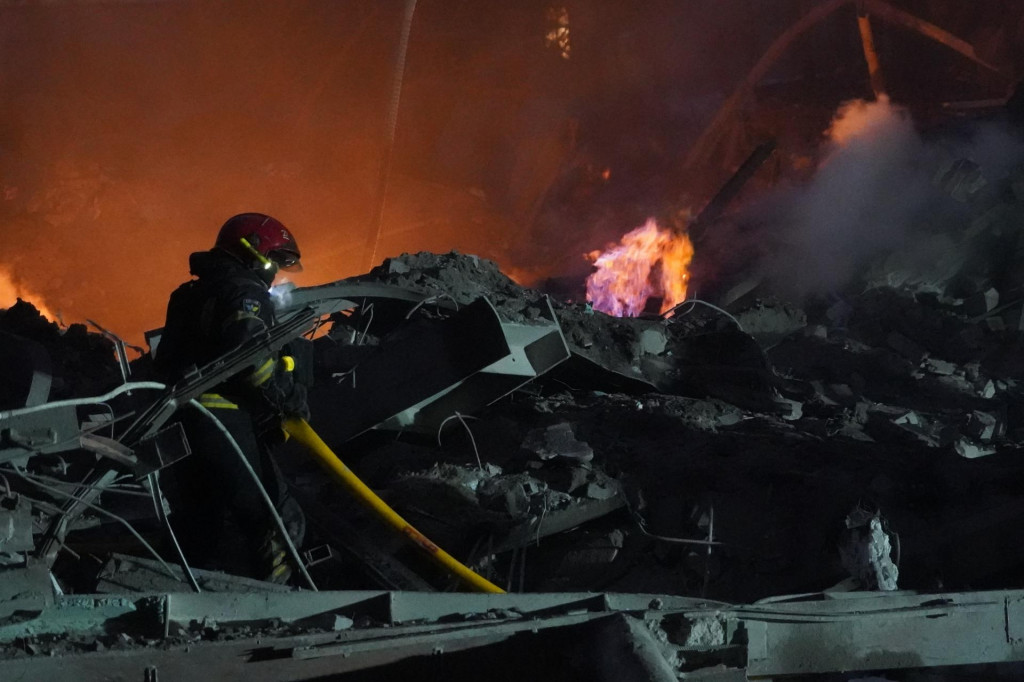 Hasič has&iacute; požiar budovy zničenej po ruskom raketovom &uacute;toku v Charkove, na v&yacute;chode Ukrajiny. FOTO: TASR/AP