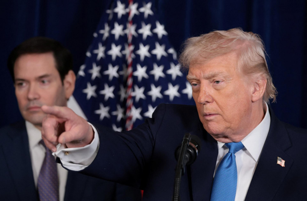 Americk&yacute; prezident Donald Trump a v pozad&iacute; minister zahraničn&yacute;ch vec&iacute; USA Marco Rubio. FOTO: REUTERS