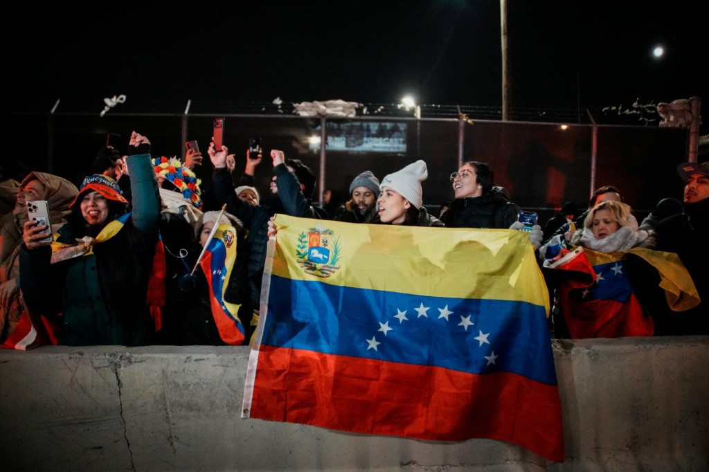 Venezuelsk&iacute; imigranti oslavuj&uacute; pred Metropolitn&yacute;m v&auml;zensk&yacute;m centrom v Brooklyne. FOTO: REUTERS