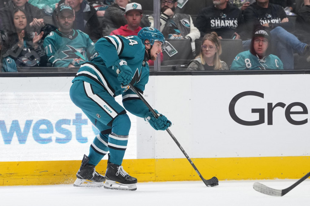 Ľav&eacute; kr&iacute;dlo San Jose Sharks Pavol Regenda (84) korčuľuje s pukom proti Tampa Bay Lightning počas tretej tretiny. FOTO: Darren Yamashita/Imagn Images