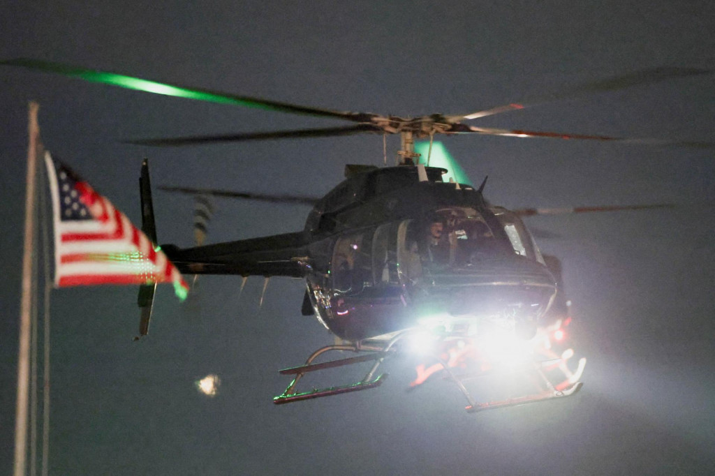 Vrtuľn&iacute;k s venezuelsk&yacute;m prezidentom Nicolasom Madurom a jeho manželkou prilieta do New Yorku po tom, čo ich cez noc zajali americk&eacute; sily vo Venezuele.