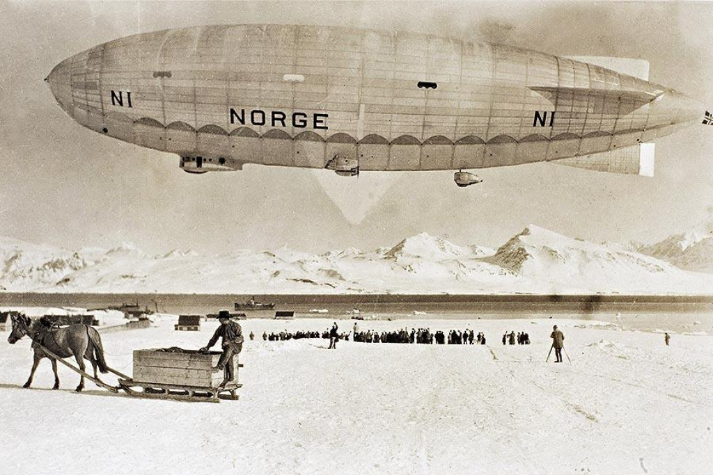 Pos&aacute;dka vzducholode Norge 12. m&aacute;ja 1926 ako prv&aacute; preuk&aacute;zateľne dosiahla severn&yacute; p&oacute;l.