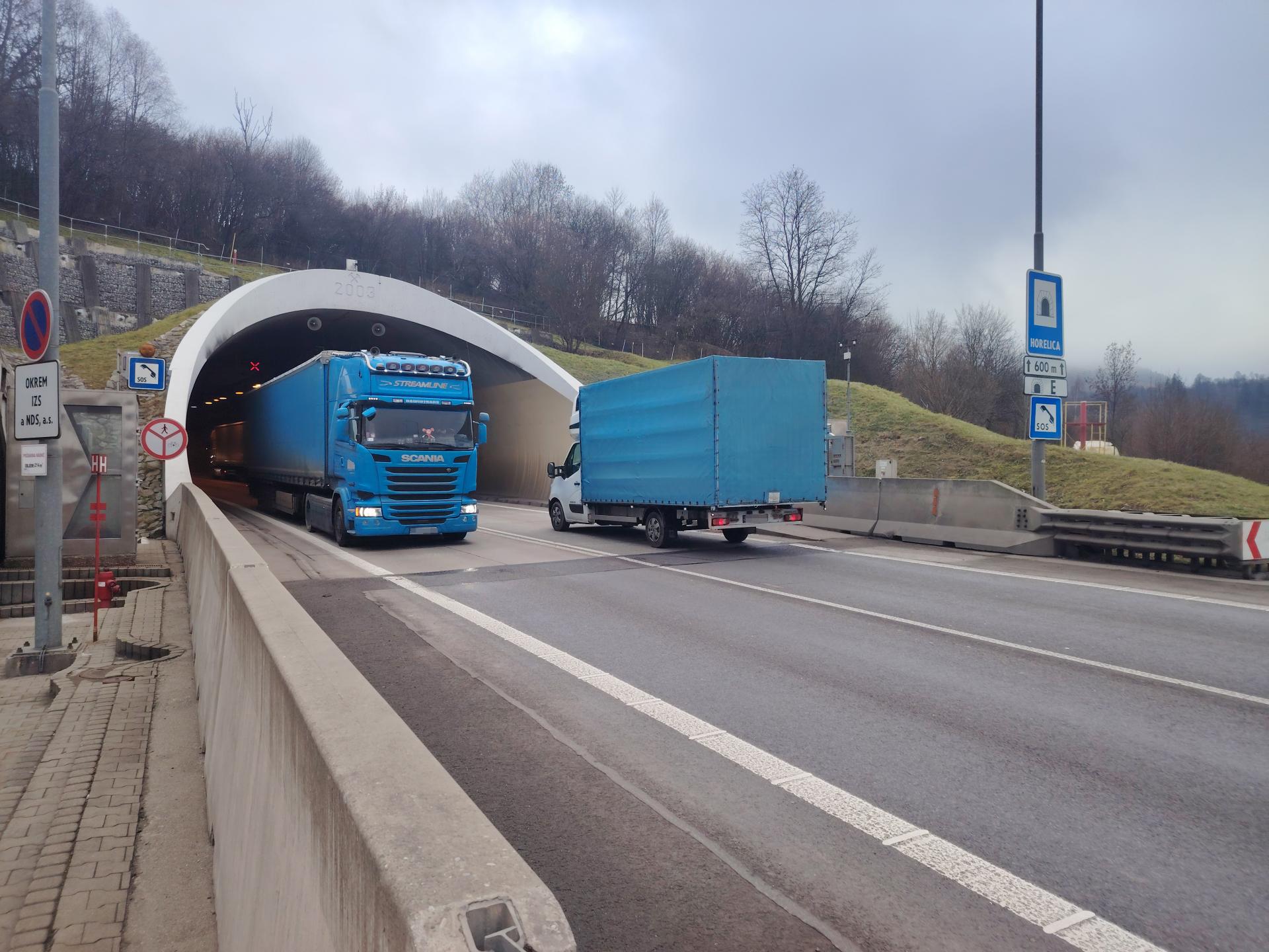 Nové diaľnice pomohli uvoľniť centrá miest. Z častí Bratislavy aj Košíc zmizli tisíce kamiónov