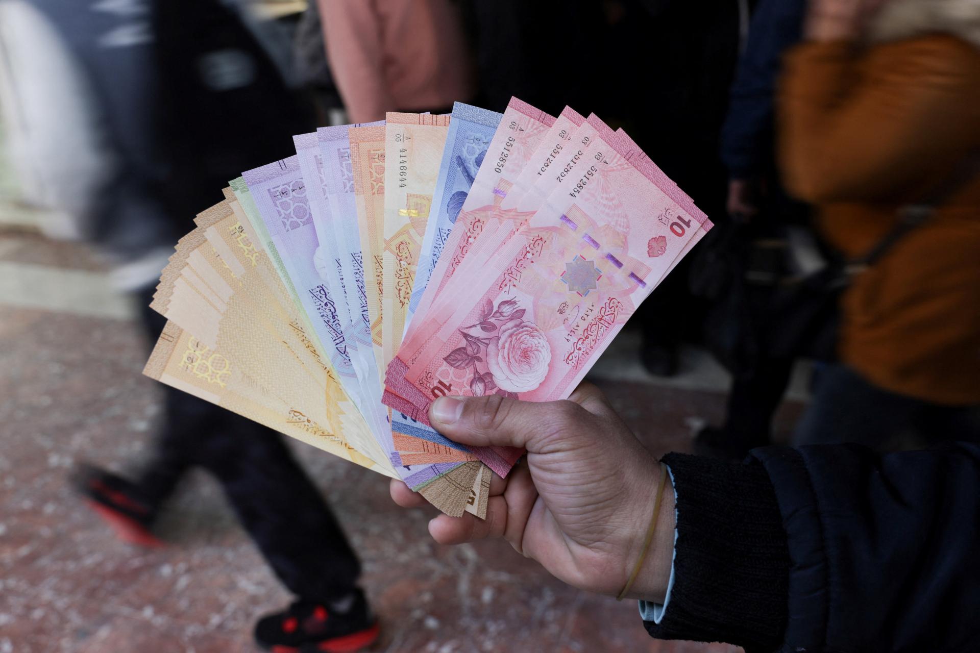 Sýria definitívne vymazala Asada z bankoviek. Jeho tvár nahrádzajú olivy a z meny miznú nuly