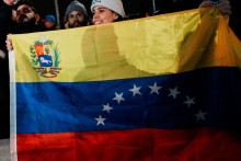 Imigranti v metropolitnom detenčnom centre oslavuj&uacute; americk&eacute; zadržanie venezuelsk&eacute;ho prezidenta Nicol&aacute;sa Madura a jeho manželky Cilie Floresovej. FOTO: REUTERS