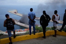 N&aacute;sledky americk&eacute;ho &uacute;toku na venezuelsk&yacute; pr&iacute;stav La Guaira. FOTO: TASR/AP