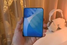 Maketa odhadovan&eacute;ho dizajnu smartf&oacute;nu iPhone Fold.