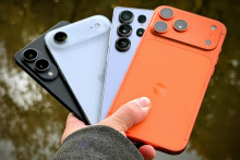 Zľava Samsung Galaxy S25 Edge, Apple iPhone Air, Samsung Galaxy S25 Ultra a Apple iPhone 17 Pro Max.