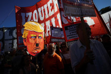 A demonstrator holds a cardboard depiction of U.S. President Donald Trump outside the U.S. embassy during a protest following the U.S. attack on Venezuela that resulted in the capture of Venezuelan President Nicolas Maduro and his wife Cilia Flores, in Buenos Aires, Argentina, January 5, 2026. REUTERS/Agustin Marcarian FOTO: Agustin Marcarian