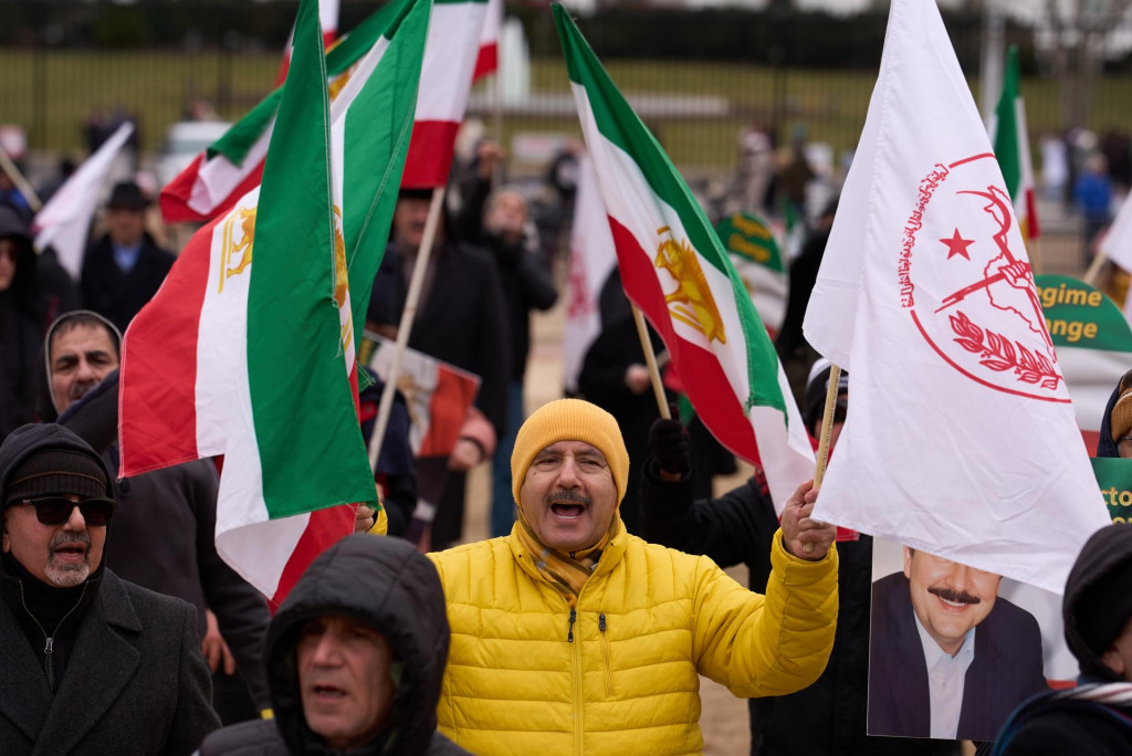 St&uacute;penci N&aacute;rodnej rady odporu Ir&aacute;nu sa zhromaždili pred Bielym domom, aby vyjadrili podporu zmeny režimu v Ir&aacute;ne, vo Washingtone v stredu 31. decembra 2025. FOTO TASR/AP
