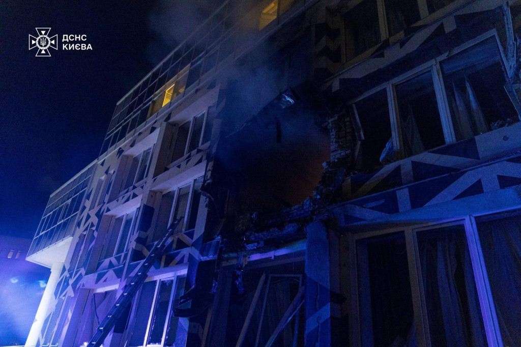 dravotn&iacute;cke zariadenie v Obolonskej &scaron;tvrti zasiahol rusk&yacute; dron.  FOTO: REUTERS