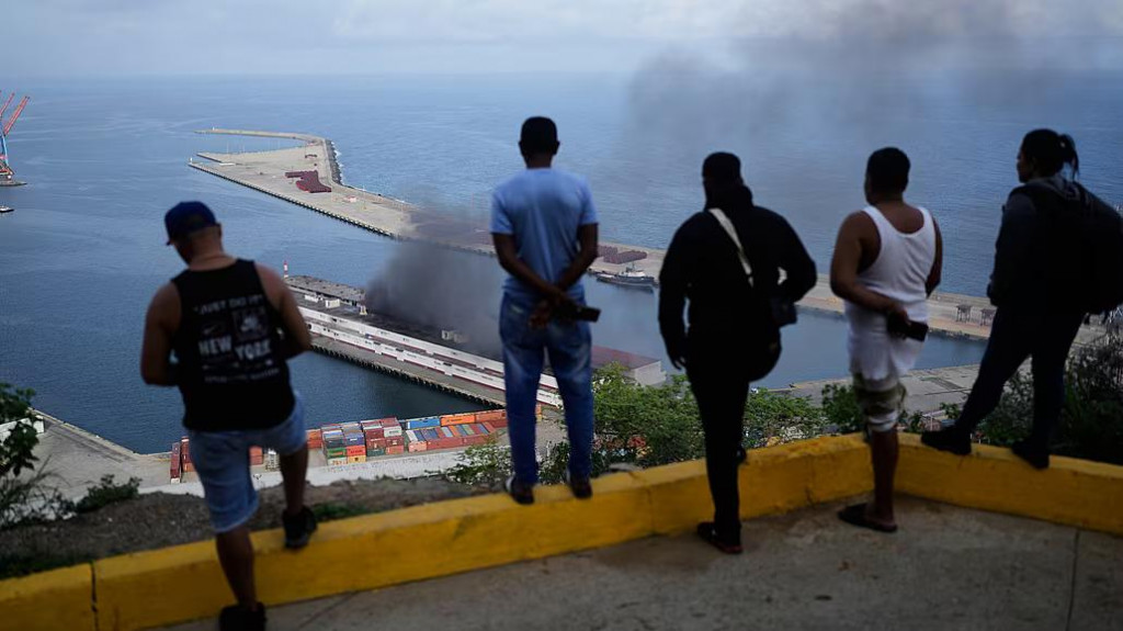 N&aacute;sledky americk&eacute;ho &uacute;toku na venezuelsk&yacute; pr&iacute;stav La Guaira. FOTO: TASR/AP