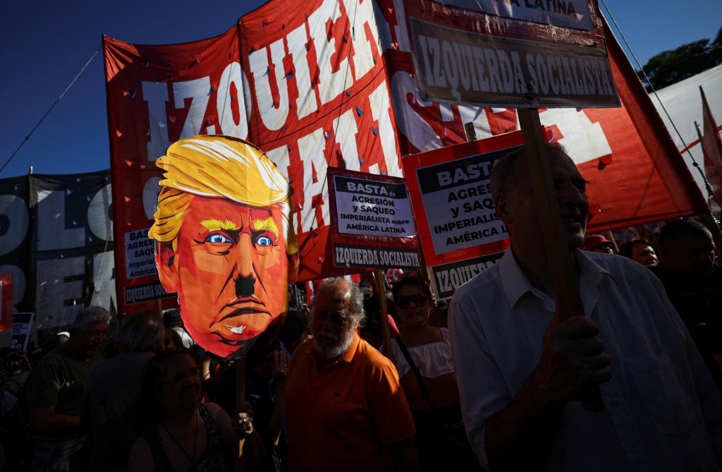 A demonstrator holds a cardboard depiction of U.S. President Donald Trump outside the U.S. embassy during a protest following the U.S. attack on Venezuela that resulted in the capture of Venezuelan President Nicolas Maduro and his wife Cilia Flores, in Buenos Aires, Argentina, January 5, 2026. REUTERS/Agustin Marcarian FOTO: Agustin Marcarian