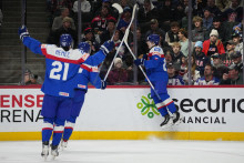 Slovensk&yacute; hokejista Tom&aacute;&scaron; Chrenko (vpravo) sa te&scaron;&iacute; z g&oacute;lu počas z&aacute;pasu z&aacute;kladnej A-skupiny Slovensko - USA na MS hr&aacute;čov do 20 rokov v americkom meste St. Paul. FOTO: TASR/AP