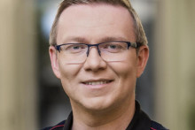 30. Michal Kratochv&iacute;l
riaditeľ Centra spravodajstva
TV Mark&iacute;za

Rok 2025 bol pre redakciu spravodajstva trhov&eacute;ho l&iacute;dra z&aacute;sadn&yacute;. V polovici roka spustili veľk&yacute; online projekt TN Live. Jeho cieľom je osloviť nov&uacute; gener&aacute;ciu, ktor&aacute; konzumuje spravodajsk&yacute; obsah hlavne online. &bdquo;Roz&scaron;irujeme na&scaron;e portf&oacute;lio tak, aby sme zasiahli čo najviac div&aacute;kov. Mysl&iacute;m si, že o p&auml;ť rokov, možno sa to stane už o dva roky, bude z&aacute;sah internetu rovnak&yacute; ako pri Telev&iacute;znych novin&aacute;ch,&ldquo; hovoril v rozhovore pre Strat&eacute;gie Kratochv&iacute;l, ktor&yacute; ver&iacute;, že TN Live m&aacute; obrovsk&yacute; potenci&aacute;l. Najv&auml;č&scaron;ou v&yacute;zvou redakcie bolo zmeniť procesy tak, aby redaktori tvorili obsah pre r&ocirc;zne kan&aacute;ly &ndash; od telev&iacute;zie cez podcasty, soci&aacute;lne siete či spom&iacute;nan&yacute; online projekt. Kratochv&iacute;l sa tento rok op&auml;ť nevyhol odchodom popul&aacute;rnych tv&aacute;r&iacute;. Telev&iacute;ziu viac či menej dobrovoľne opustili Viktor Vincze a Gabriela Kajt&aacute;rov&aacute;.