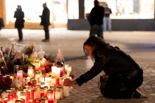 Pam&auml;tn&iacute;k obet&iacute; požiaru v Crans Montana. FOTO: Reuters