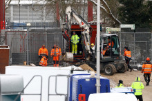Muži pracuj&uacute; na stavenisku tepelnej a elektr&aacute;rne v Lichterfelde, kde &uacute;dajn&yacute; podpaľačsk&yacute; &uacute;tok preru&scaron;il dod&aacute;vku elektriny a sp&ocirc;sobil v&yacute;padok pr&uacute;du. FOTO: Reuters