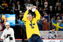 &Scaron;v&eacute;dsky hr&aacute;č Jack Berglund oslavuje s trofejou po ich v&yacute;hre nad Českom 4:2 vo fin&aacute;le na MS hr&aacute;čov do 20 rokov v americkom meste St. Paul. FOTO: TASR/AP