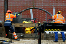 Pracovn&iacute;ci klad&uacute; na stavenisku 110-kilovoltov&yacute; vysokonap&auml;ťov&yacute; k&aacute;bel, aby obnovili dod&aacute;vku elektriny počas v&yacute;padku pr&uacute;du, ktor&yacute; po podozren&iacute; z podpaľačstva v elektr&aacute;rni Lichterfelde v &scaron;tvrti Steglitz-Zehlendorf v južnom Berl&iacute;ne zanechal bez pr&uacute;du tis&iacute;ce dom&aacute;cnost&iacute;. FOTO: Reuters