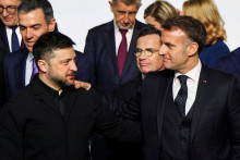 Ukrajinsk&yacute; prezident Volodymyr Zelenskyj a franc&uacute;zsky prezident Emmanuel Macron. FOTO: Reuters