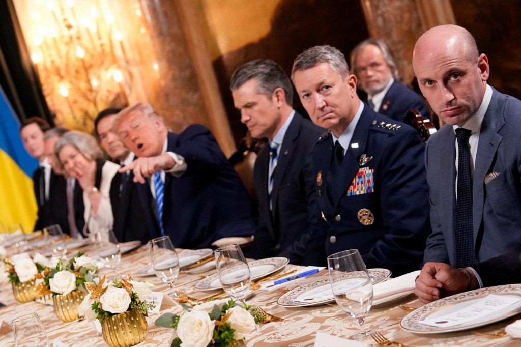 Americk&yacute; prezident Donald Trump. Zľava Jared Kushner, osobitn&yacute; vyslanec prezidenta USA Donalda Trumpa Steve Witkoff, ved&uacute;ca kancel&aacute;rie Bieleho domu Susie Wilesov&aacute;, americk&yacute; minister zahraničn&yacute;ch vec&iacute; Marco Rubio, americk&yacute; minister obrany Pete Hegseth, veliteľ Zboru n&aacute;čeln&iacute;kov &scaron;t&aacute;bov gener&aacute;l Dan Caine a z&aacute;stupca &scaron;&eacute;fa kancel&aacute;rie Bieleho domu Stephen Miller. FOTO: TASR/AP